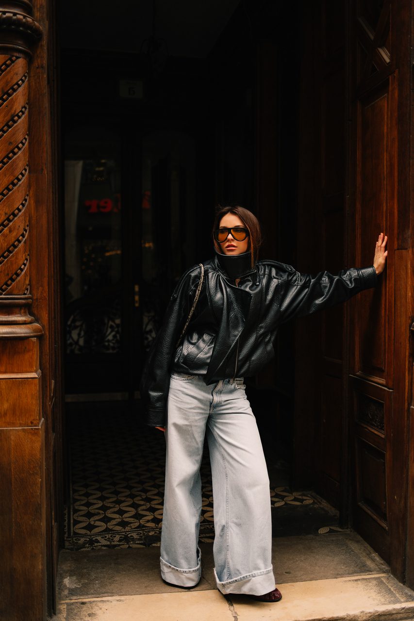 Fashion portrait in a carved doorway on a Budapest street by photographer Iryna