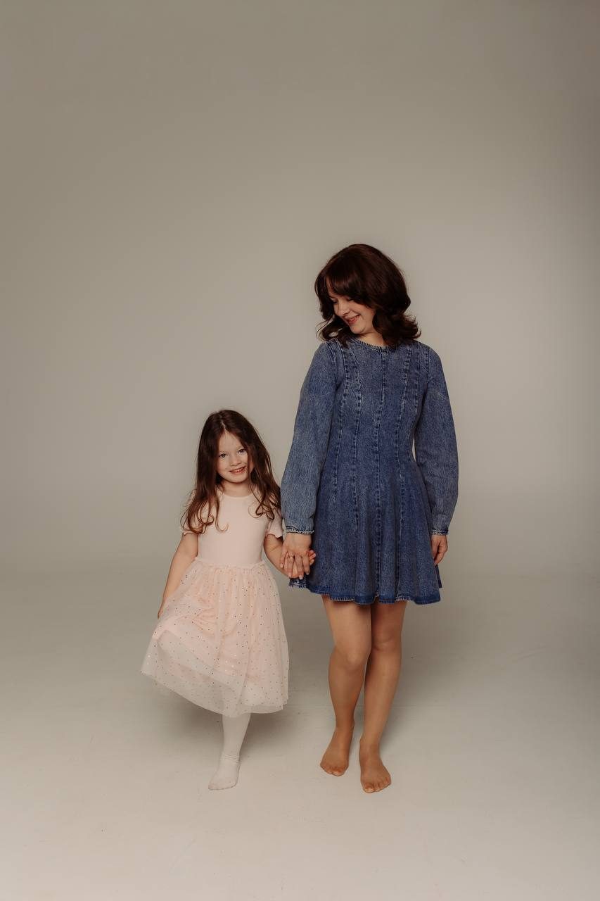 Bright studio portrait of a mother and daughter holding hands — family photographer in Budapest